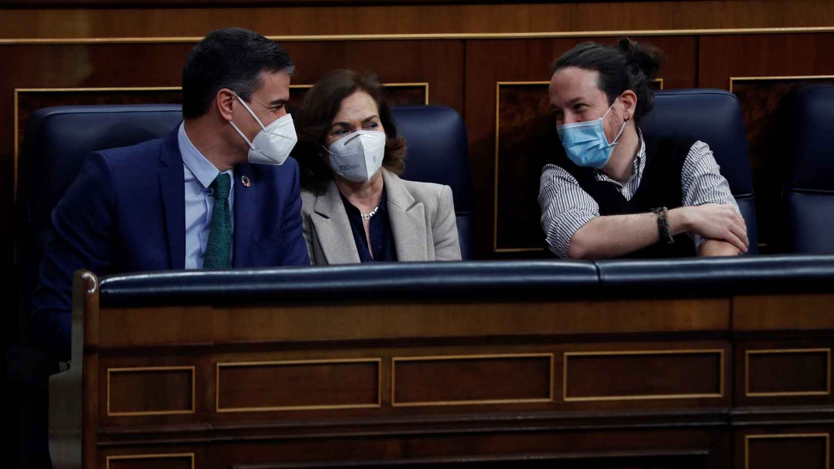 Pedro Sánchez, Carmen Calvo y Pablo Iglesias en el Congreso de los Diputados.