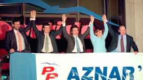 Rajoy, Cascos, Aznar, Botella y Rato, en el balcón de Génova la noche del 3 de marzo de 1996.