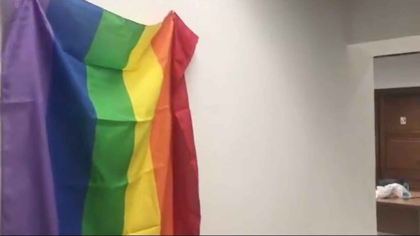 La bandera LGTB en el despacho de los diputados no adscritos en el Parlamento andaluz.