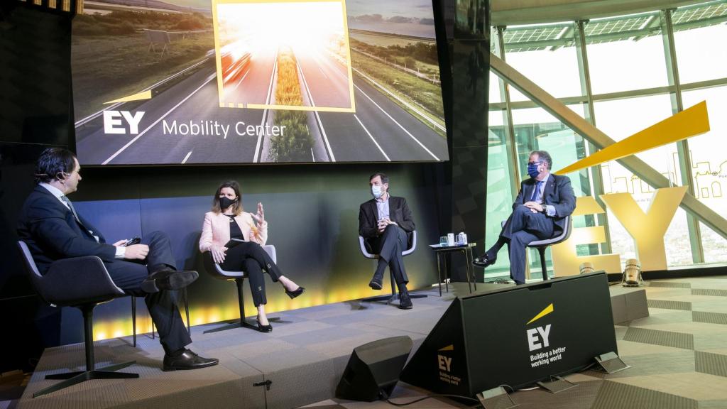 De izquierda a derecha: Xavier Ferre, socio responsable de Automoción y Transporte de EY; Maria José Rallo, Secretaria General de Transportes y Movilidad del MITMA; José López-Tafall, Director General de ANFAC y Gregorio Serrano, Senior Advisor de Movilidad de EY.