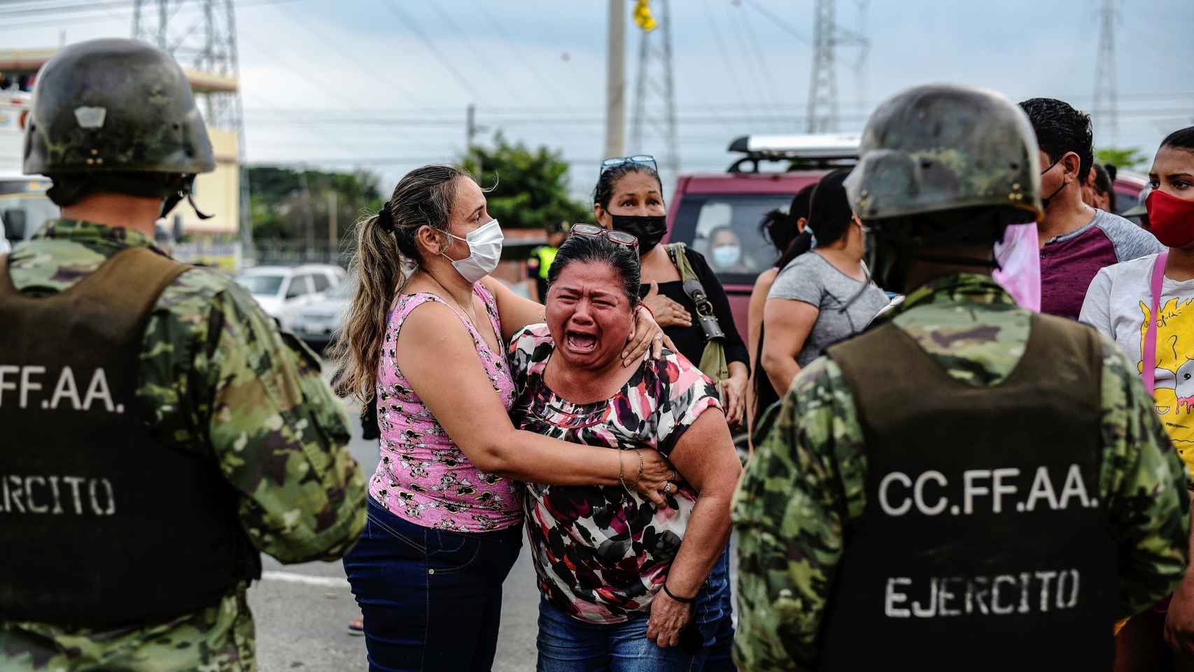 Una madre llora a las puertas de una prisión en Ecuador.