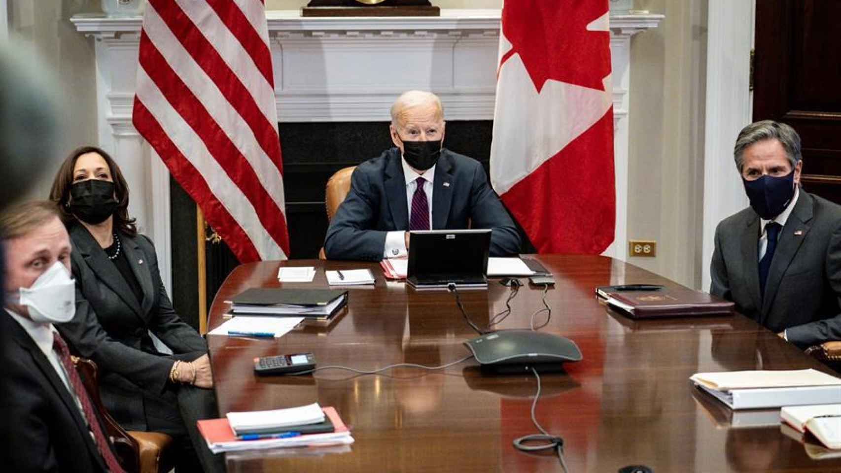 Kamala Harris, Joe Biden y Antony Blinken durante una videoconferencia con Justin Trudeau, primer ministro canadiense.
