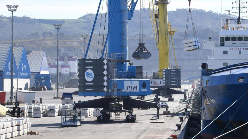 Instalaciones del puerto exterior de A Coruña, en Punta Langosteira.