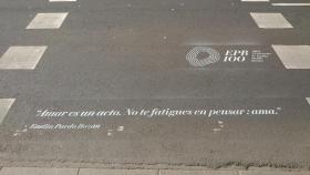 Una de las frases de Emilia Pardo Bazán pintada en las calles de A Coruña.