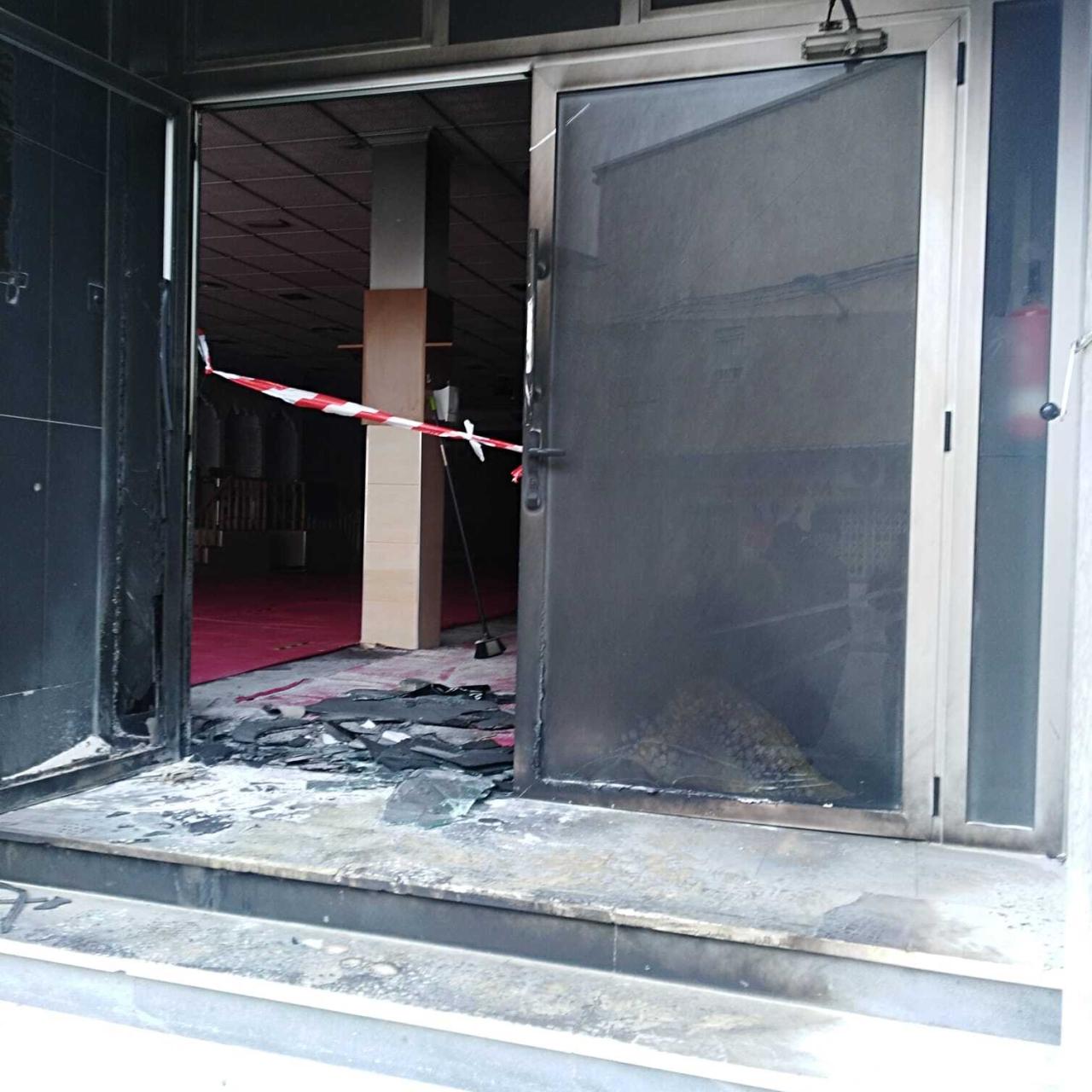 La puerta de acceso a la mezquita de San Javier calcinada tras el ataque.