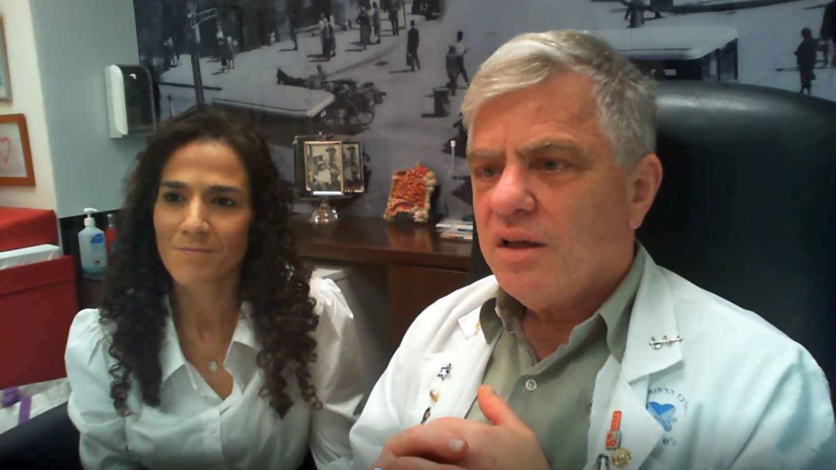El profesor Nadir Arber, del Centro Médico Sourasky de Tel Aviv, y la jefa del laboratorio, la doctora Shiran Shapira