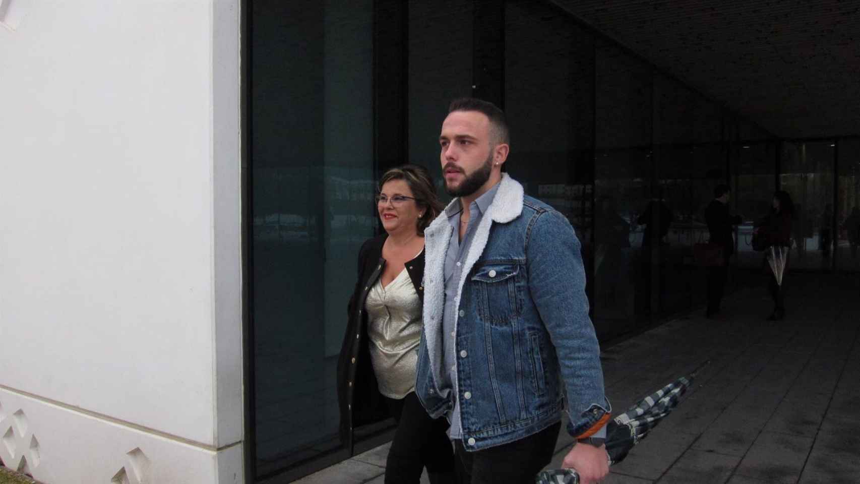 Ángeles Muñoz y su hijo Cristian Menacho al salir de juzgados, en una imagen de archivo.