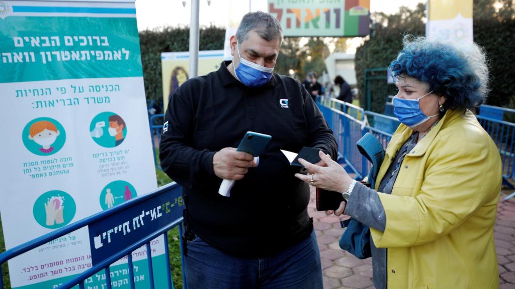 Una ciudadana israelí muestra su ‘pase verde’ para asistir a un concierto en Tel Aviv.