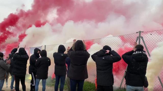 Los ultras del Atlético de Madrid en los alrededores del Cerro del Espino