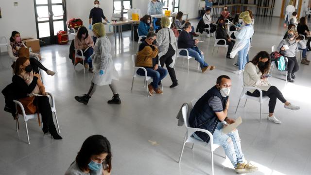 Profesores de Ronda (Málaga) reciben la primera dosis de la vacuna de AstraZeneca.