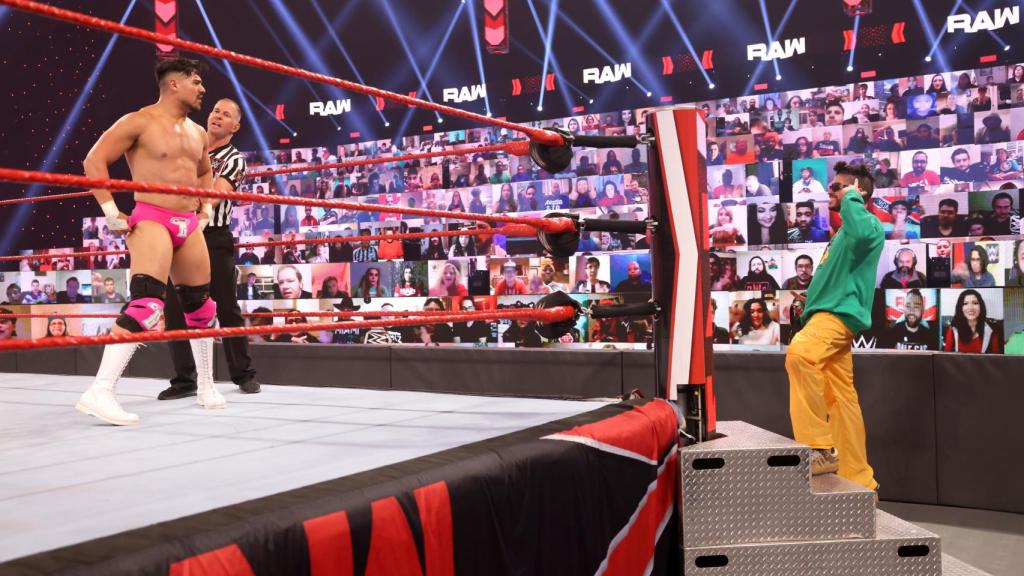 Ángel Garza y Bad Bunny durante un show de RAW