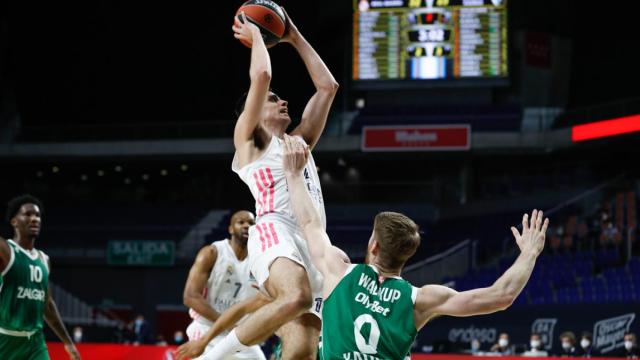 Carlos Alocén anotando ante Zalgiris