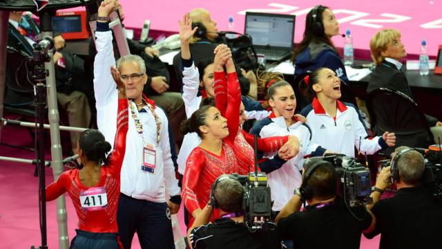 John Geddert celebrando con el equipo de gimnasia de Estados Unidos