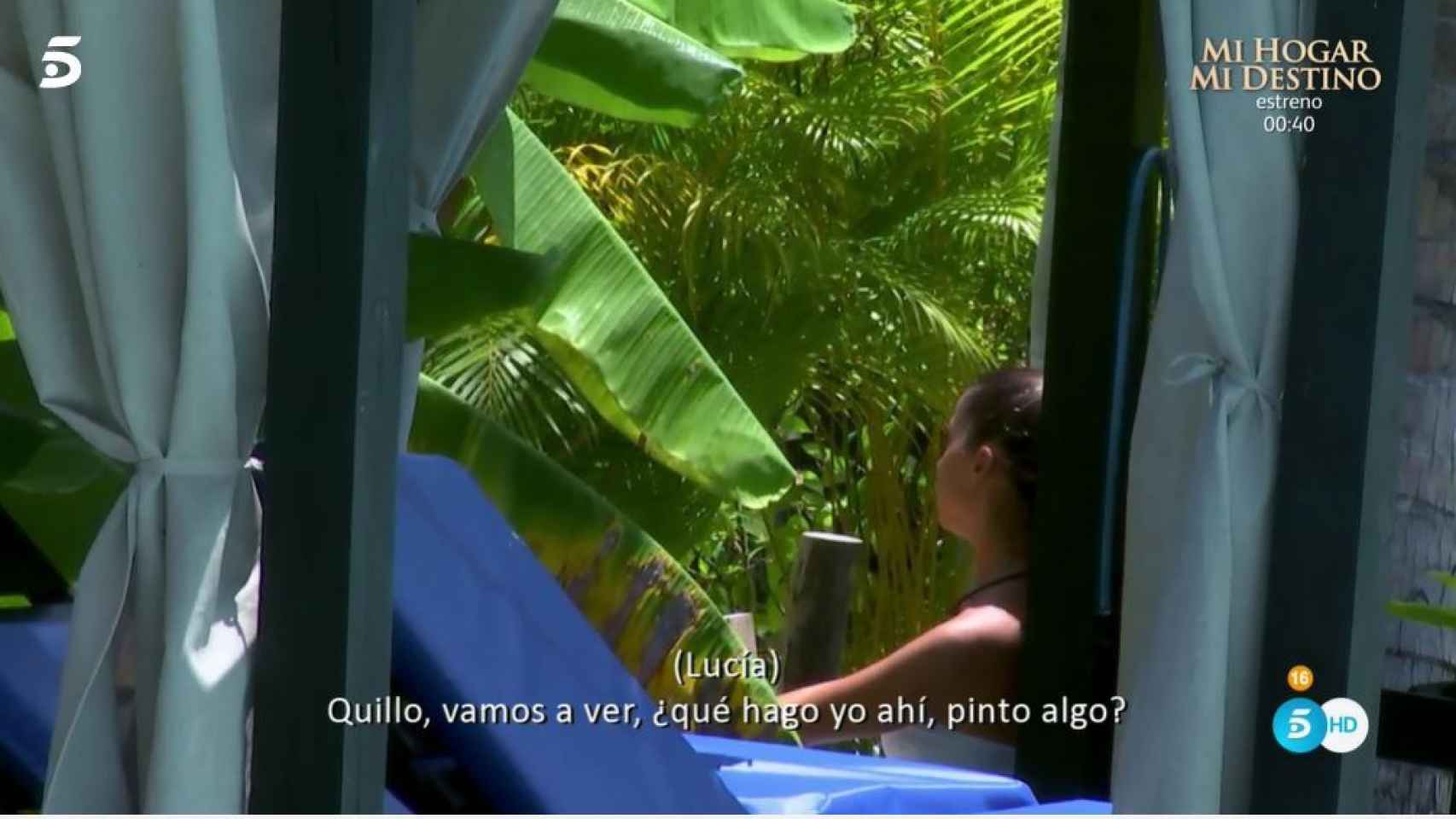 Lucía hablando con Carlos sobre su noche loca con Lola.