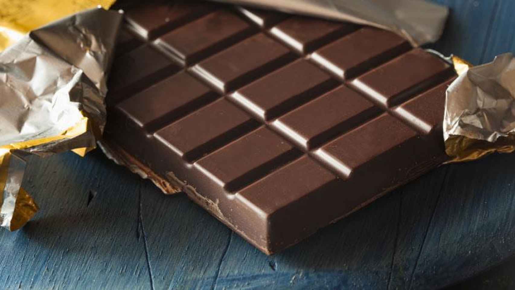 Una tableta de chocolate abierta por la mitad.