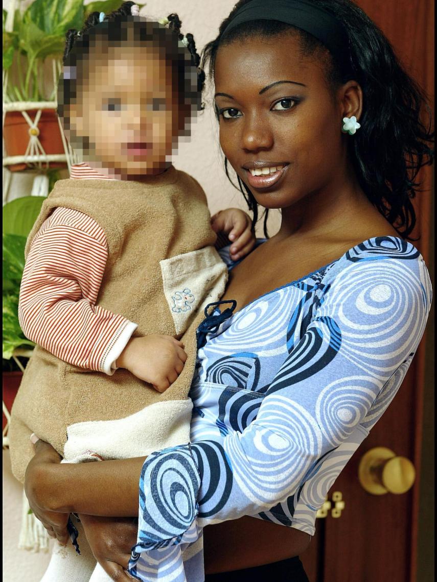 Naomi González junto a su madre Denia, en un posado en el año 2002.