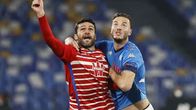 Jorge Molina pelea un balón ante el Nápoles