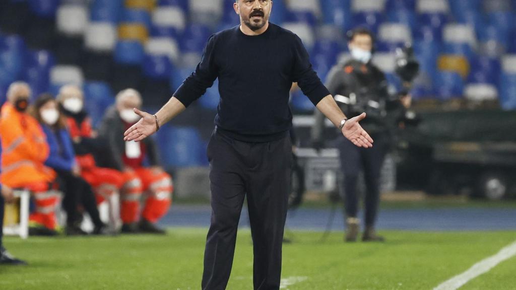 Gattuso dando indicaciones en la banda