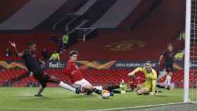 Manchester United y Real Sociedad pelean un balón en Old Trafford