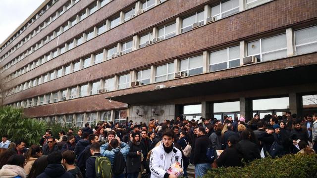 Personas esperando para el examen del MIR en la Facultad de Física de la UB.