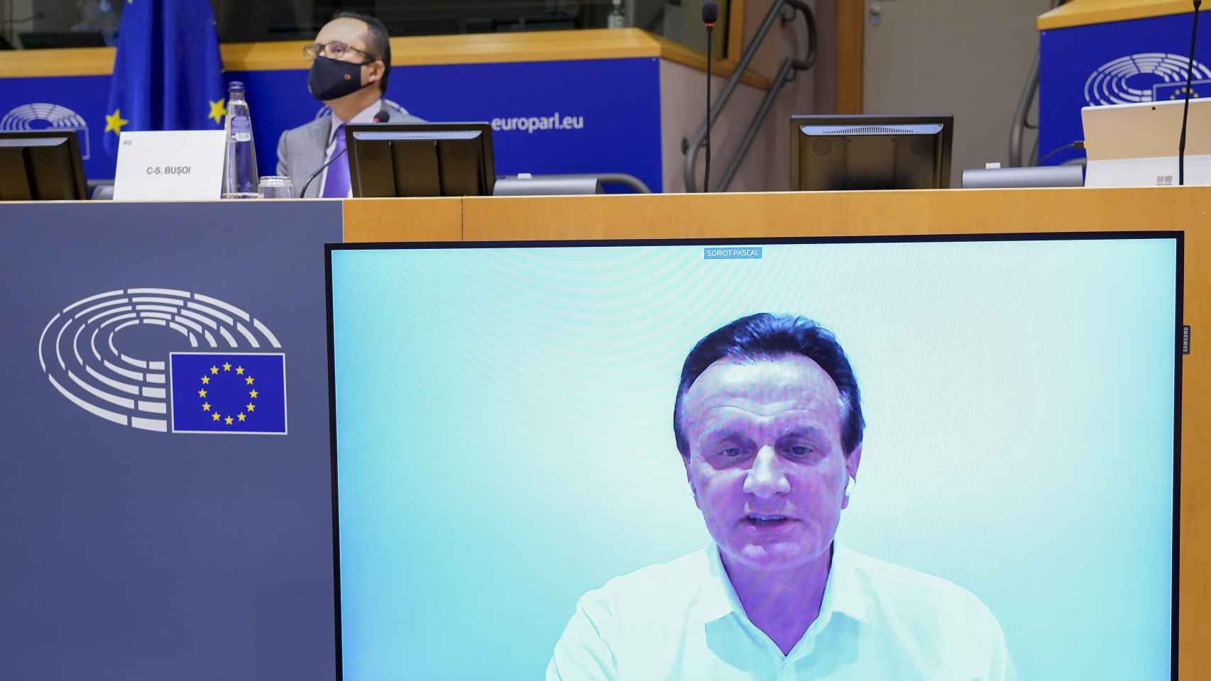 El consejero delegado de AstraZeneca, Pascal Soriot, durante su comparecencia virtual este jueves en la Eurocámara