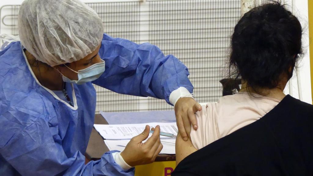 Un enfermera vacuna a una mujer en Buenos Aires, Argentina. Efe