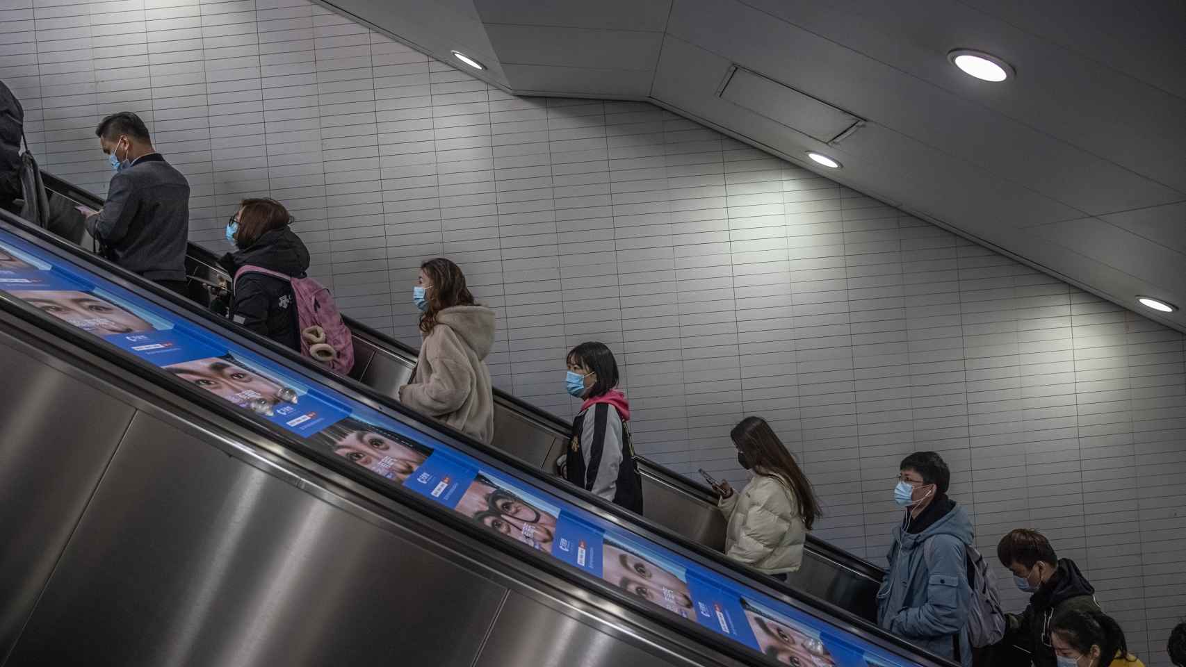 Pasajeros en las escaleras del metro de Beijing.