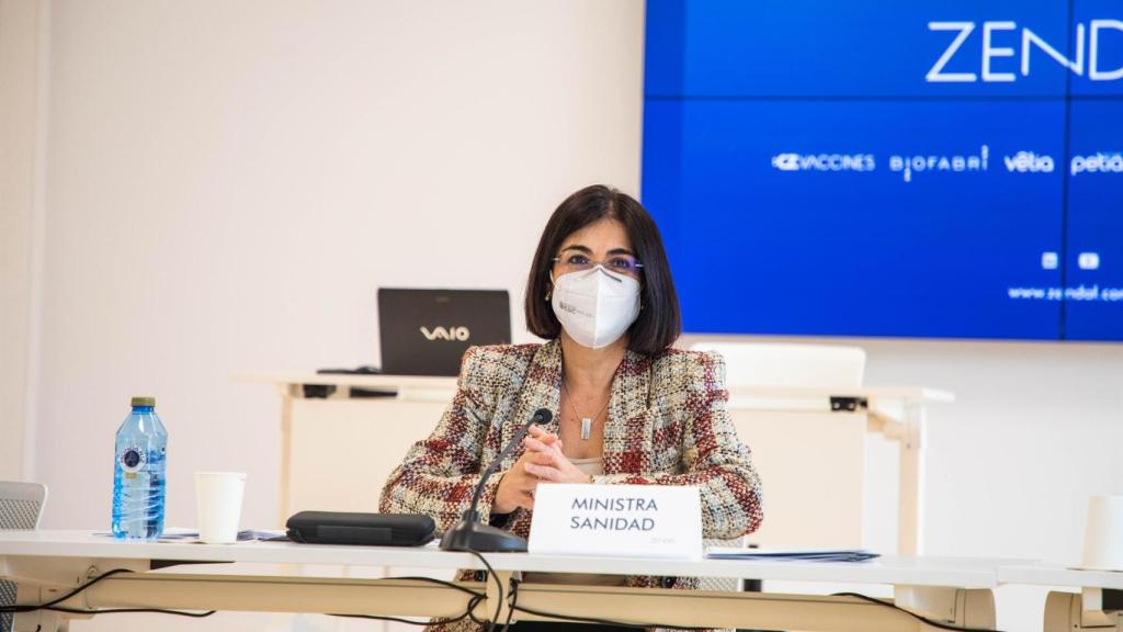 La ministra de Sanidad, Carolina Darias, comparece ante los medios durante una visita a la planta de Biofabri.