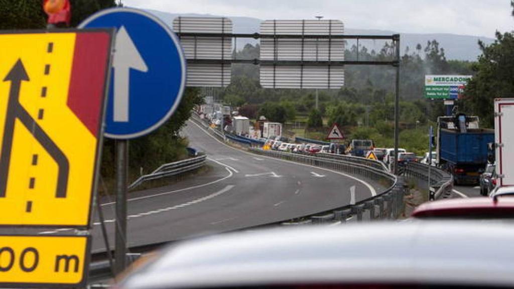 Retenciones en el paso fronterizo entre los municipios de Tui (Pontevedra) y Valença do Minho (Portugal).