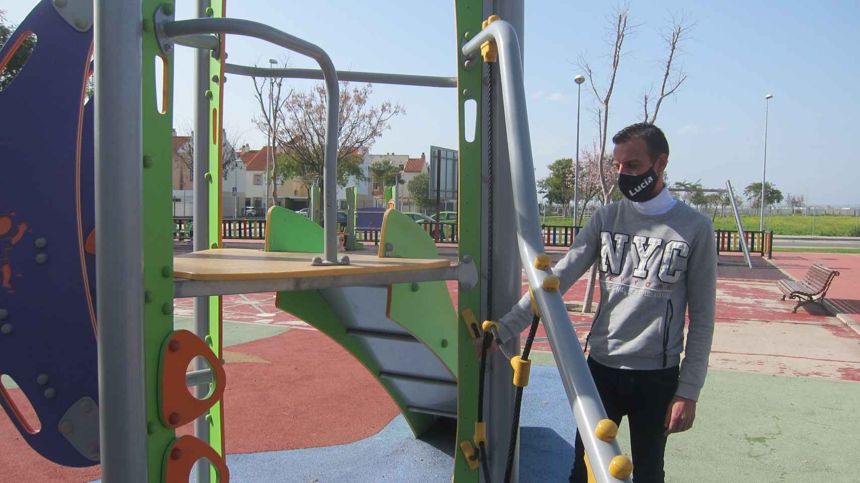 Joaquín Begines, el padre de Lucía, junto a un tobogán en un parque infantil.