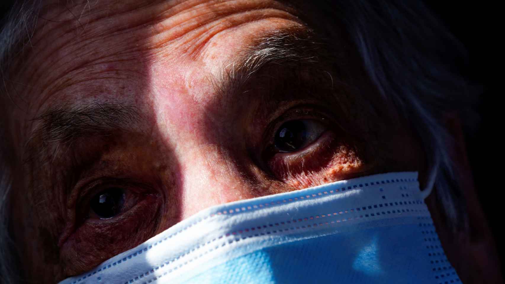 Un anciano a punto de recibir la vacuna en el País Vasco.