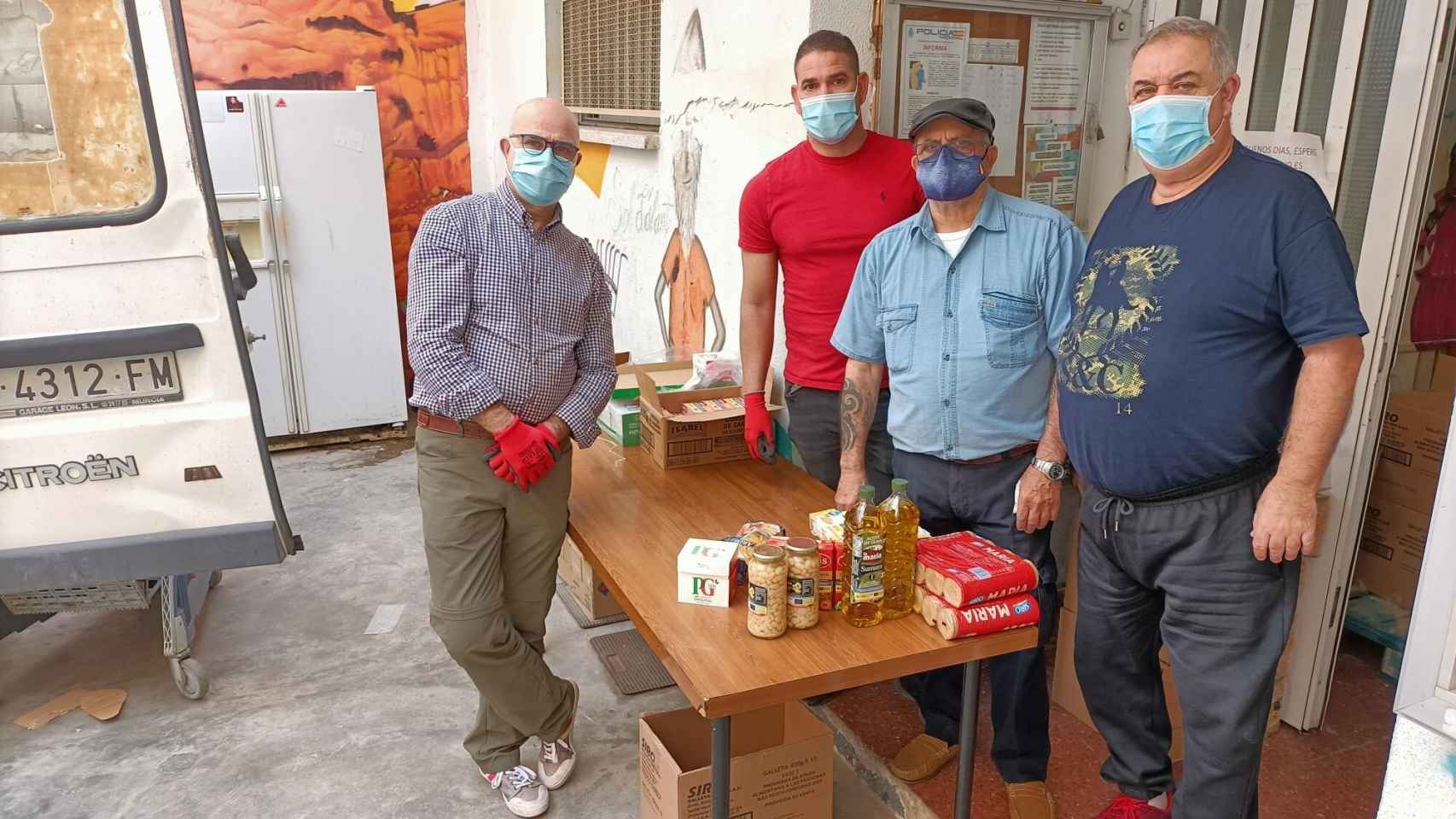 Salvador Rico y Manuel Espinosa colaboran en la entrega diaria de alimentos.