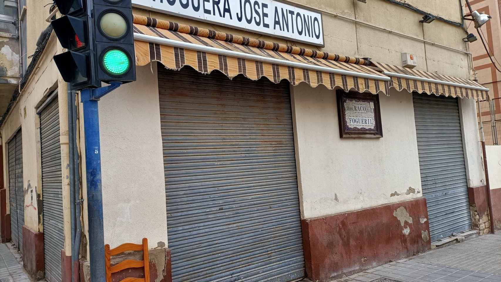 Los vecinos siguen llamando a su barrio, a su hoguera y a su club deportivo José Antonio.