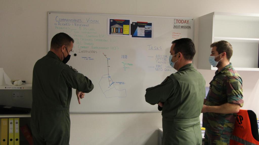 En Afganistán, dando clase a los alumnos de la escuela local en Qala-i-Naw los sábados.