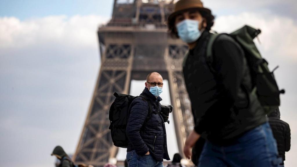 Transeúntes en Paris, donde ya se contempla un tercer confinamiento. EFE/EPA/IAN LANGSDON