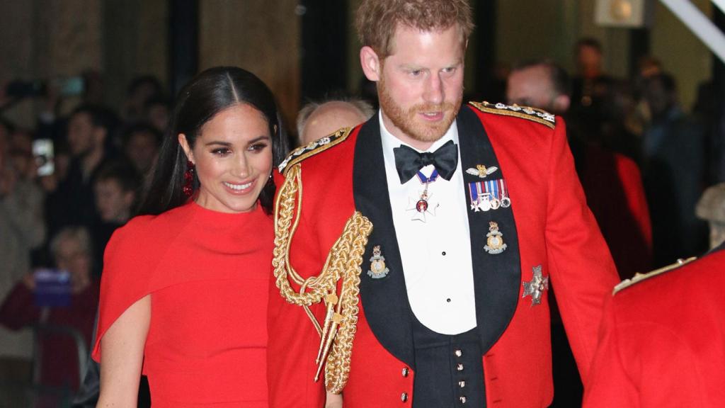 Meghan Markle y el príncipe Harry en uno de sus últimos actos como miembro activos de la Familia Real británica.