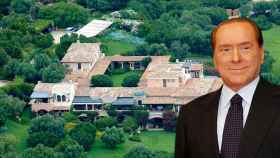 Silvio Berlusconi, junto a su exclusiva mansión en Cerdeña, en un fotomontaje de JALEOS.
