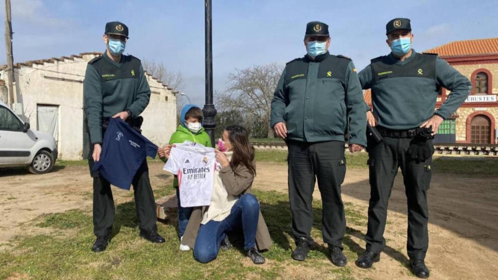 La Guardia Civil y la Fundación Pequeño Deseo regalan ilusión a un niño en la localidad toledana de Erustes