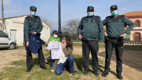 La Guardia Civil y la Fundación Pequeño Deseo regalan ilusión a un niño en la localidad toledana de Erustes