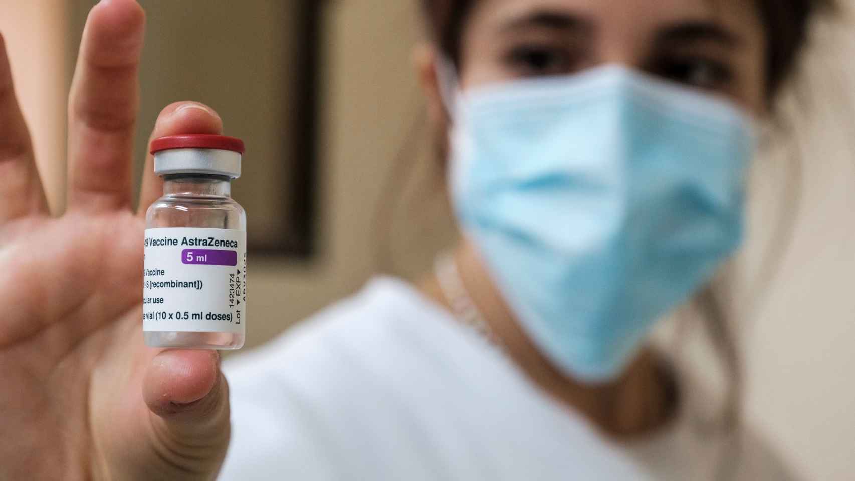 Los sanitarios administran la primera dosis de la vacuna AstraZeneca en el Hospital de Can Misses de Ibiza