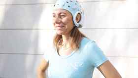 La propia Ana Maiques, cofundadora y CEO de Neuroelectrics, con su gorro inalámbrico.
