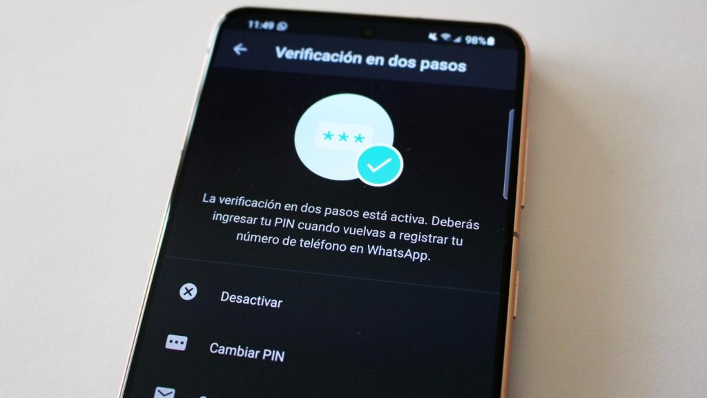 Activar la verificación en dos pasos de WhatsApp añade más seguridad.