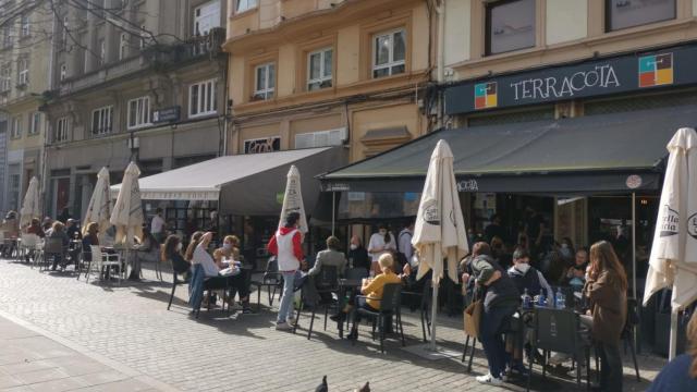 Ambiente en la plaza de Vigo de A Coruña en una foto de archivo.