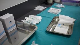 Varios viales preparados para aplicar la vacuna de Pfizer contra la Covid-19 en un centro de salud.