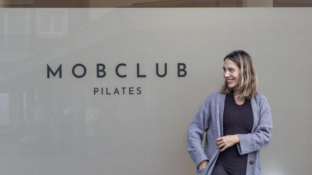 Lucía posa frente a su centro de pilates