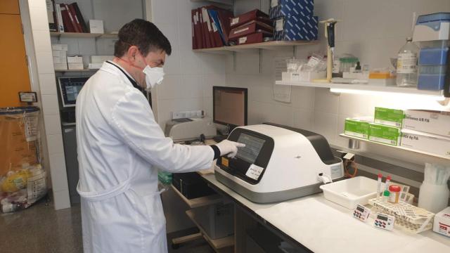 Germán Bou, jefe del servicio de microbiología del CHUAC en una foto de archivo