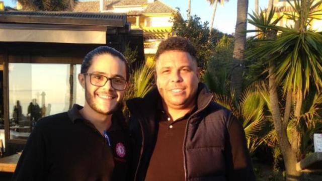 El tuitero junto a Ronaldo en la foto que ha 'despistado' a su casera.