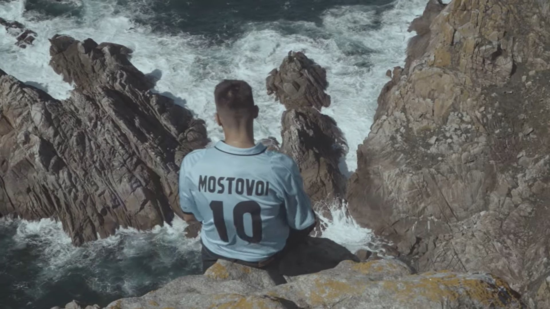 Dirty Suc luce una de las míticas camisetas de Alexander Mostovoi en el videoclip de la canción homónima