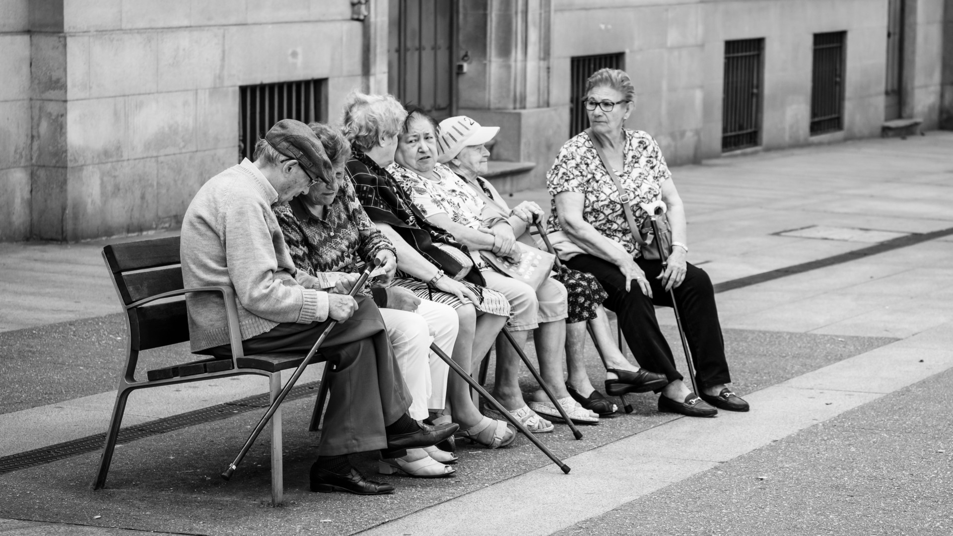Mujeres mayores en las calles de Pontevedra