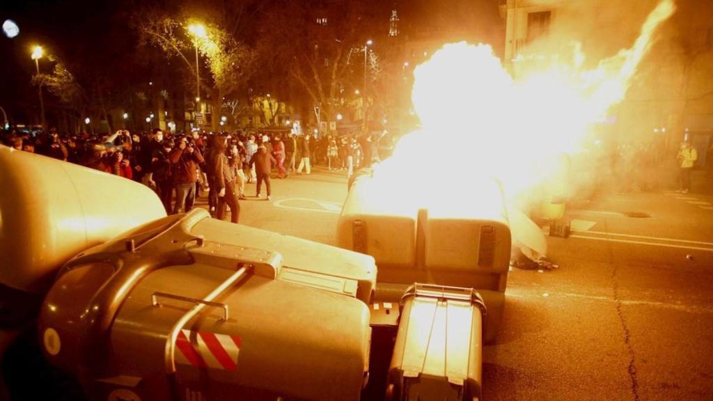 Contenedores ardiendo en Barcelona